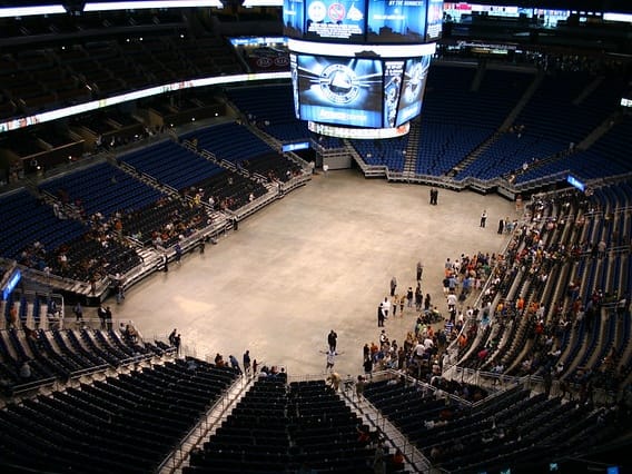 Amway Center - jogo de basquete em Orlando em família