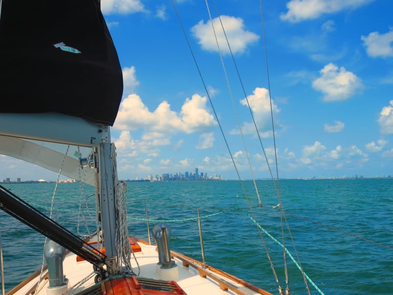 Sailing in Biscayne Bay| ©Venture Minimalists