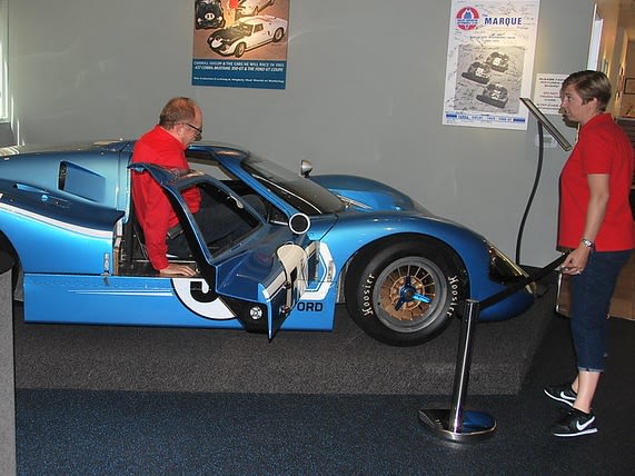 Man getting into sports car| ©Chris