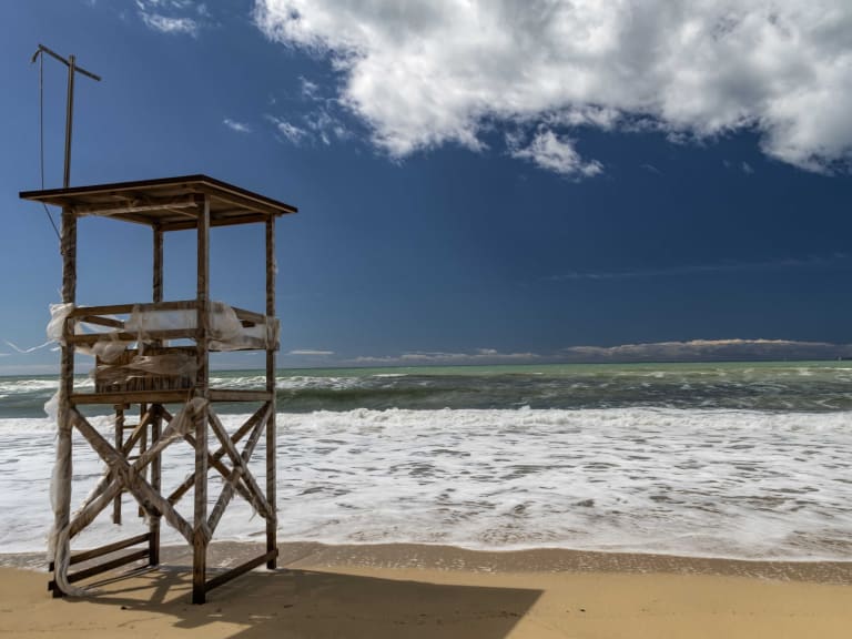 Littoral Tranquille, Plage De Sable, Ciel De Barbe À Papa Et