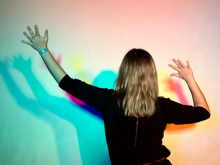 mujer con sombra de colores | © Stéphane Fellay