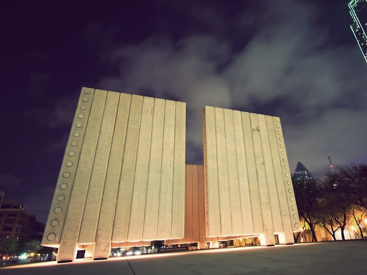 夜のJFKメモリアル|©Brian Lopiccolo