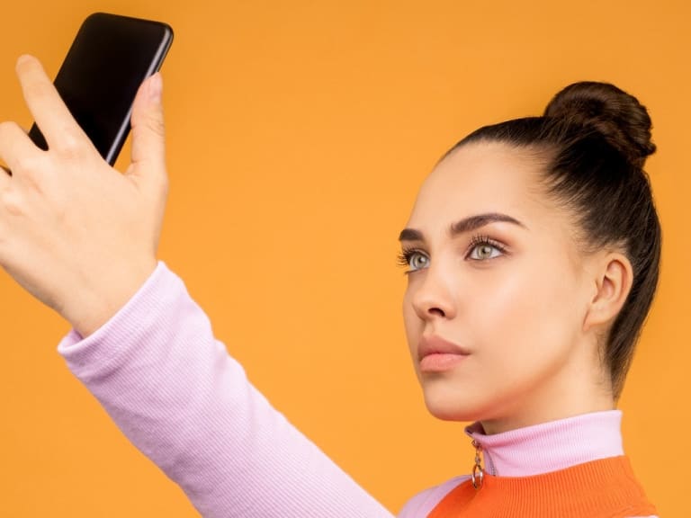woman taking a selfie|©Sound On