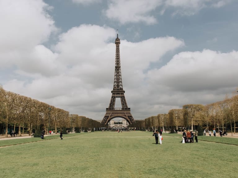 Pourquoi à Paris, la Tour Eiffel change-t-elle de taille plusieurs fois  dans l'année ?