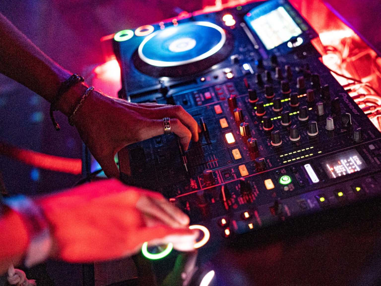 henkilö, joka käyttää musiikkisekoitinta|©Zorik D