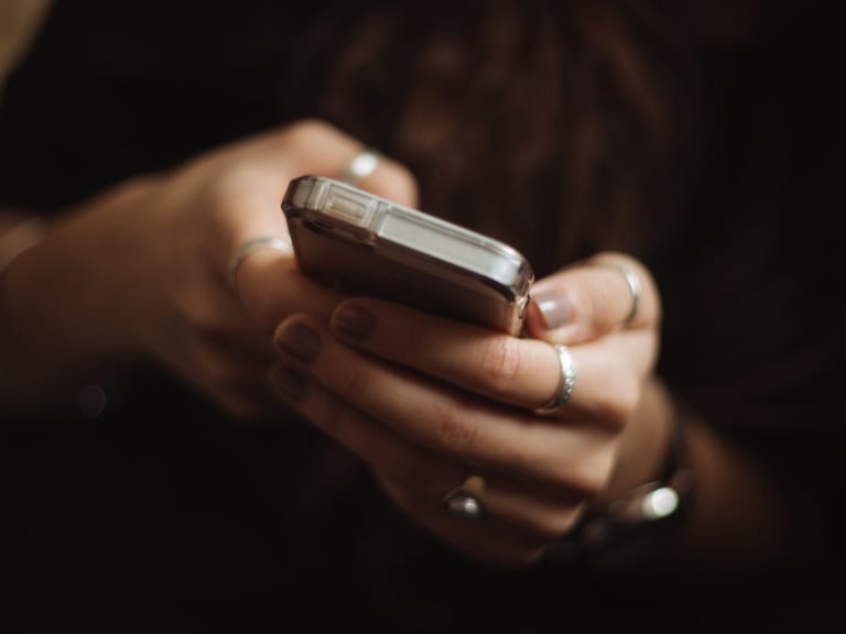 henkilö, jolla on matkapuhelin kädessään|© Priscilla Du Preez