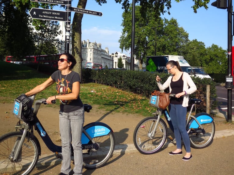 women on bicycles|©zwillingga