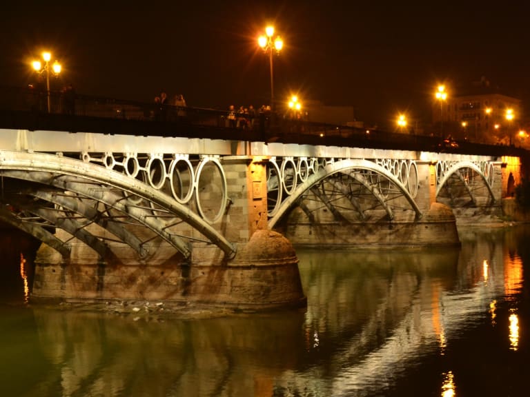 Puente de Triana iluminado | ©Feranza