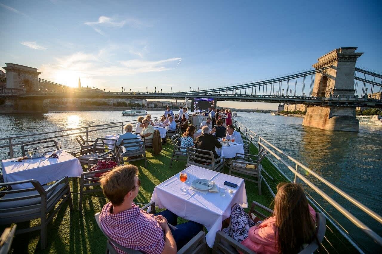 Budapest Evening Cruise with Prosecco Open Bar