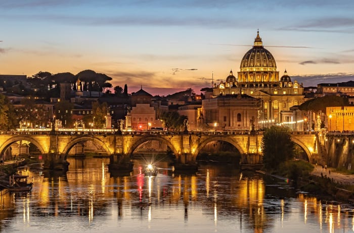 La Cité du Vatican allumée au crépuscule
