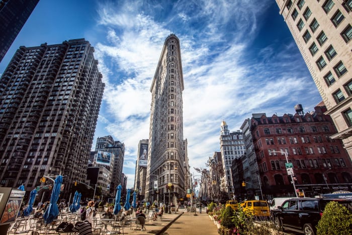 Le Flatiron Building par une journée ensoleillée
