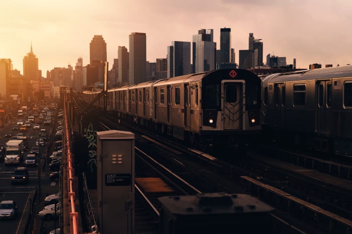 Vista de Queens con el tranvía al atardecer