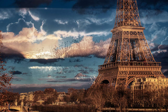 Torre Eiffel em um dia de tempestade