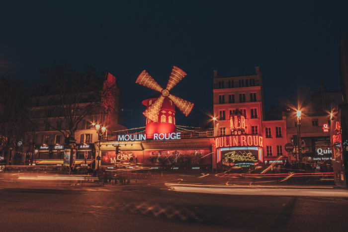 Moulin Rouge ao anoitecer