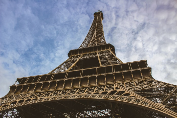 Vistas de baixo da Torre Eiffel