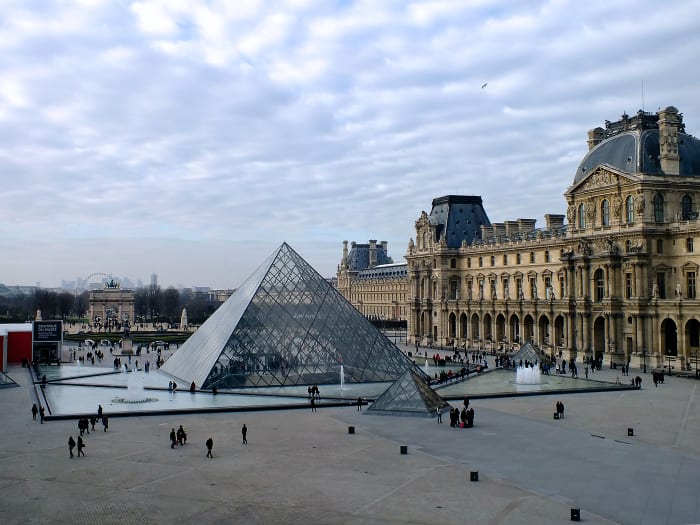 Vistas de la piramide del Museo del Louvre