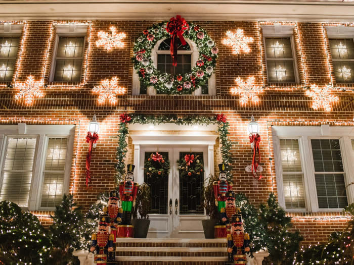 Típica decoración de las casas de Dyker Heights en Navidad | ©Malvina Battiston