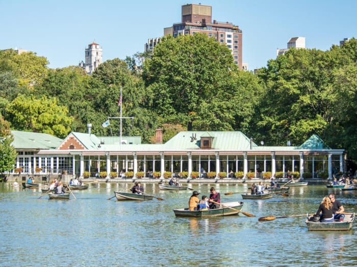 The Loeb Boathouse detrás del lago | ©Posta.com.mx
