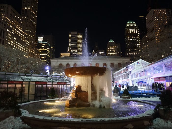 La fuente de Bryant Park congelada en invierno | ©Andrew Dallos / Flickr.com