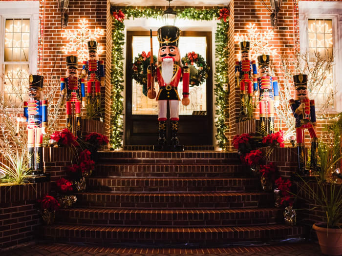 Más casas decoradas en Dyker Heights | ©Malvina Battiston