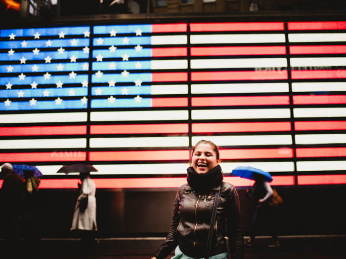 Posando ante la bandera luminosa de Times Square | ©Malvina Battiston