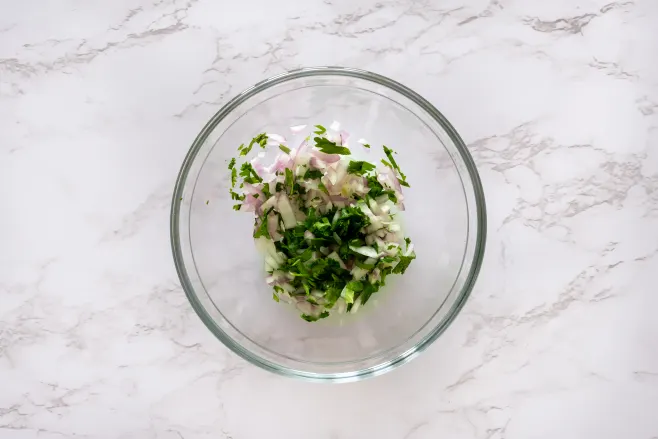 Make onion salad