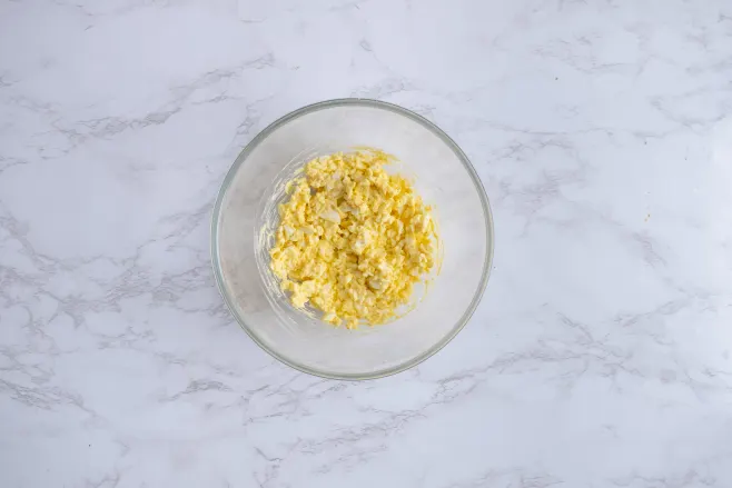 Make egg mayo