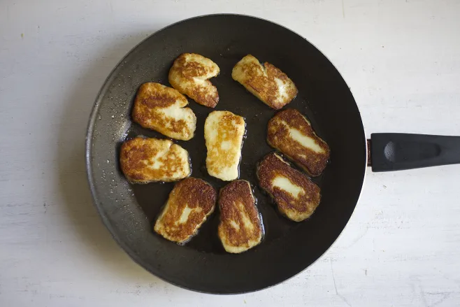 Fry halloumi