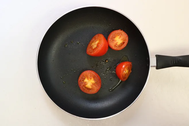 Fry tomatoes