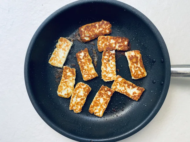 Fry halloumi