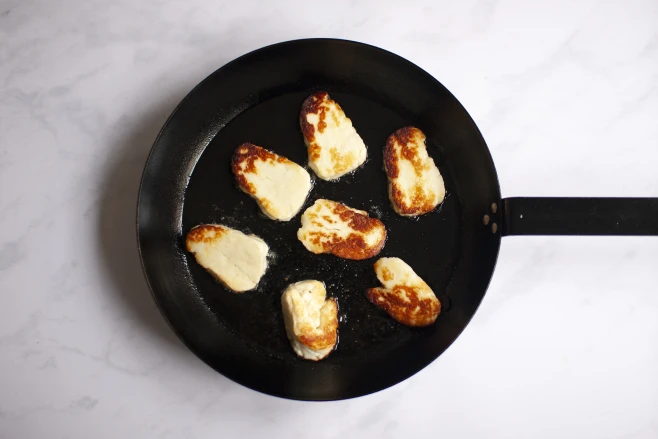 Fry halloumi