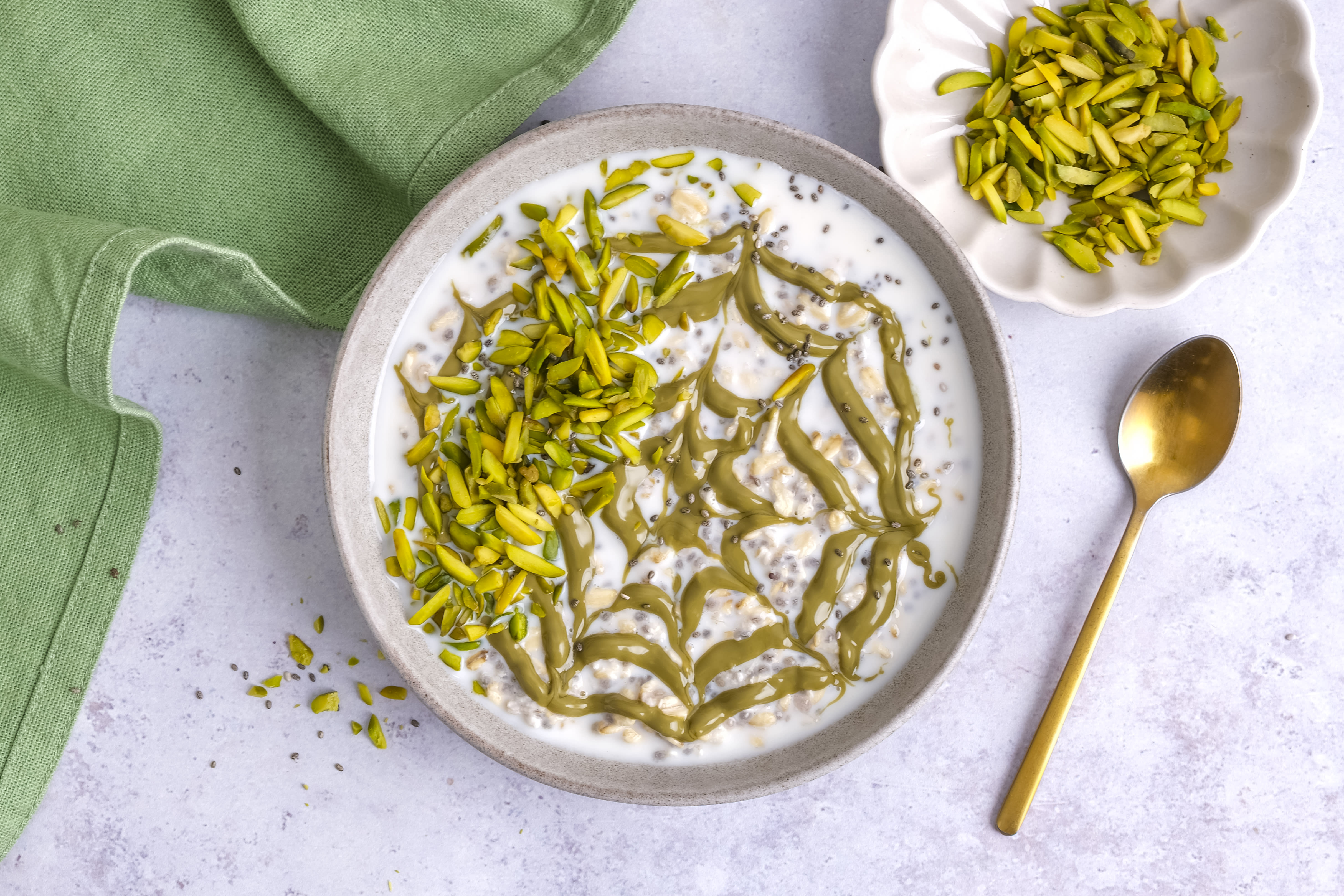 Overnight Oats with Pistachio Cream and Crunchy Pistachio Slices | Hello Chef!