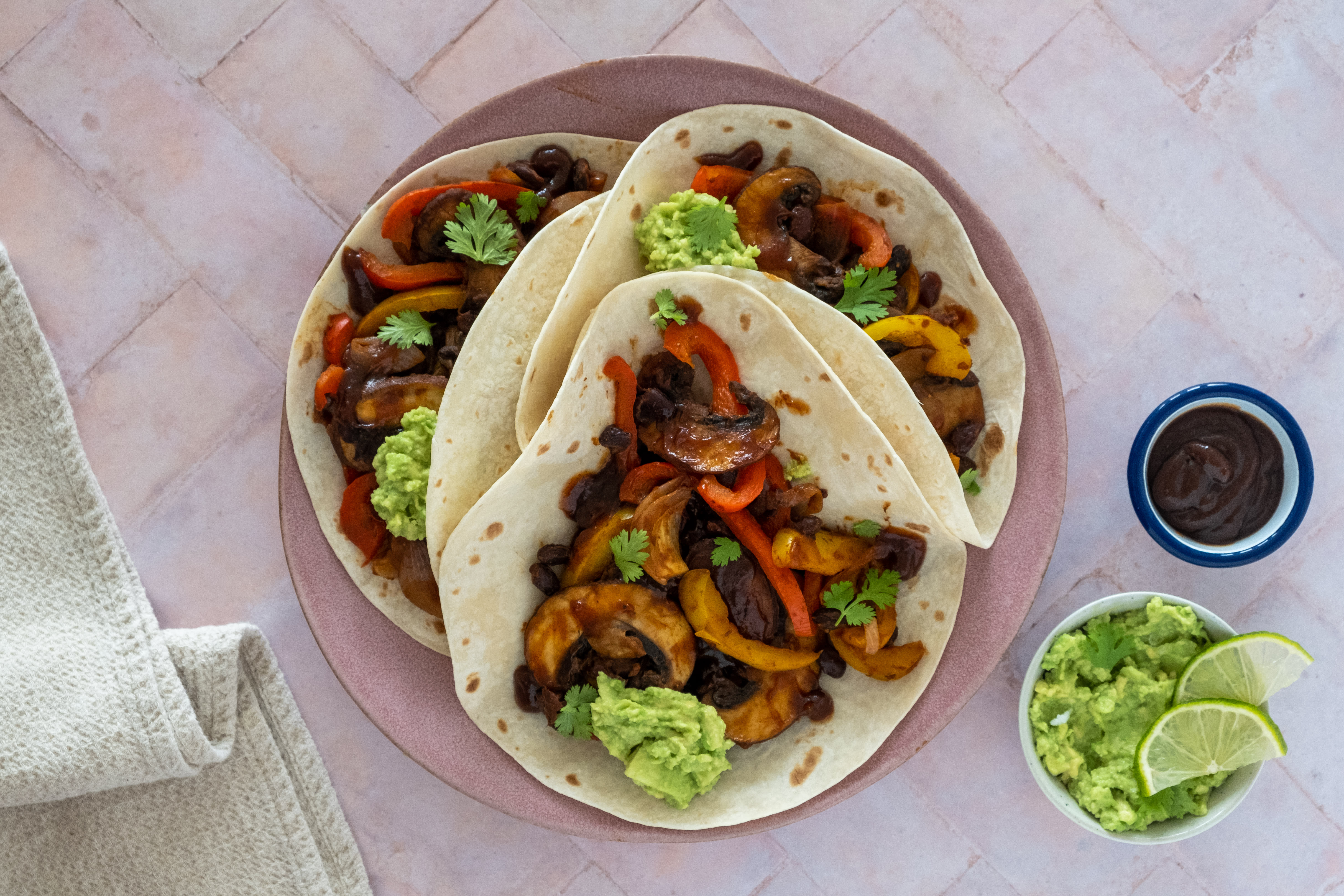 Barbecue Fajitas with Mushrooms, Peppers & Guacamole | Hello Chef!