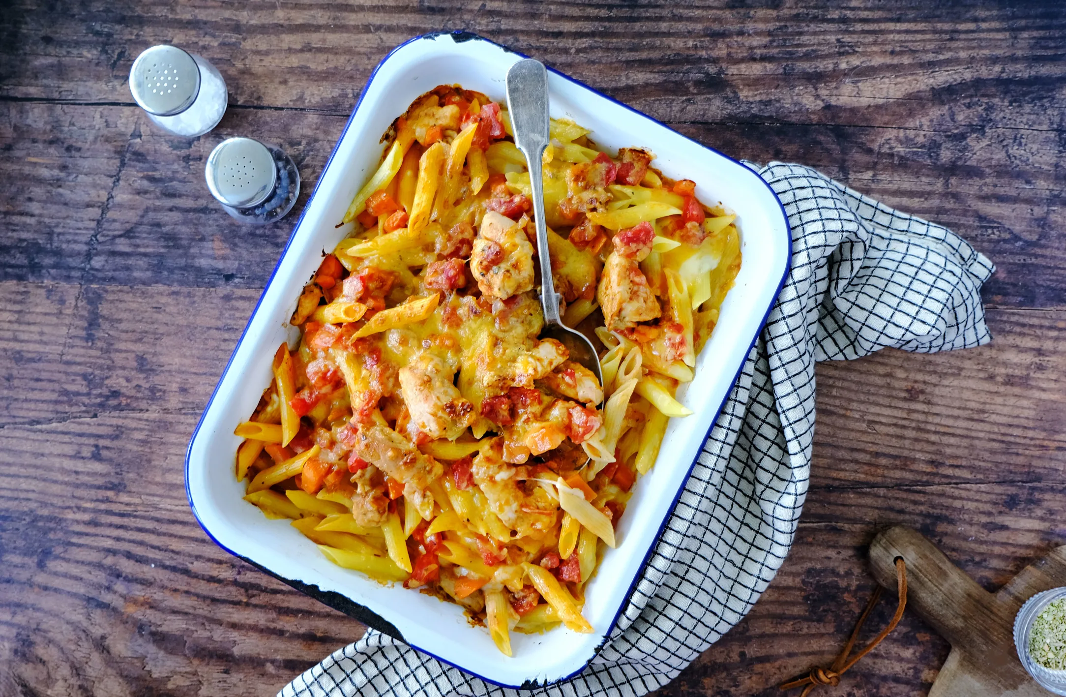 Cheesy Chicken and Tomato Pasta Bake