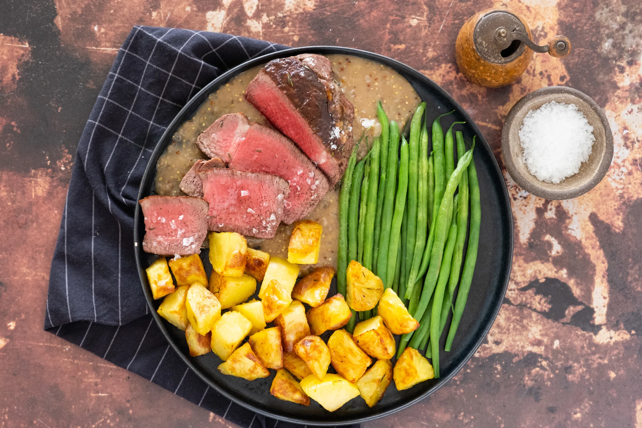 Tenderloin Fillet Steak with Roast Potatoes and Green Beans