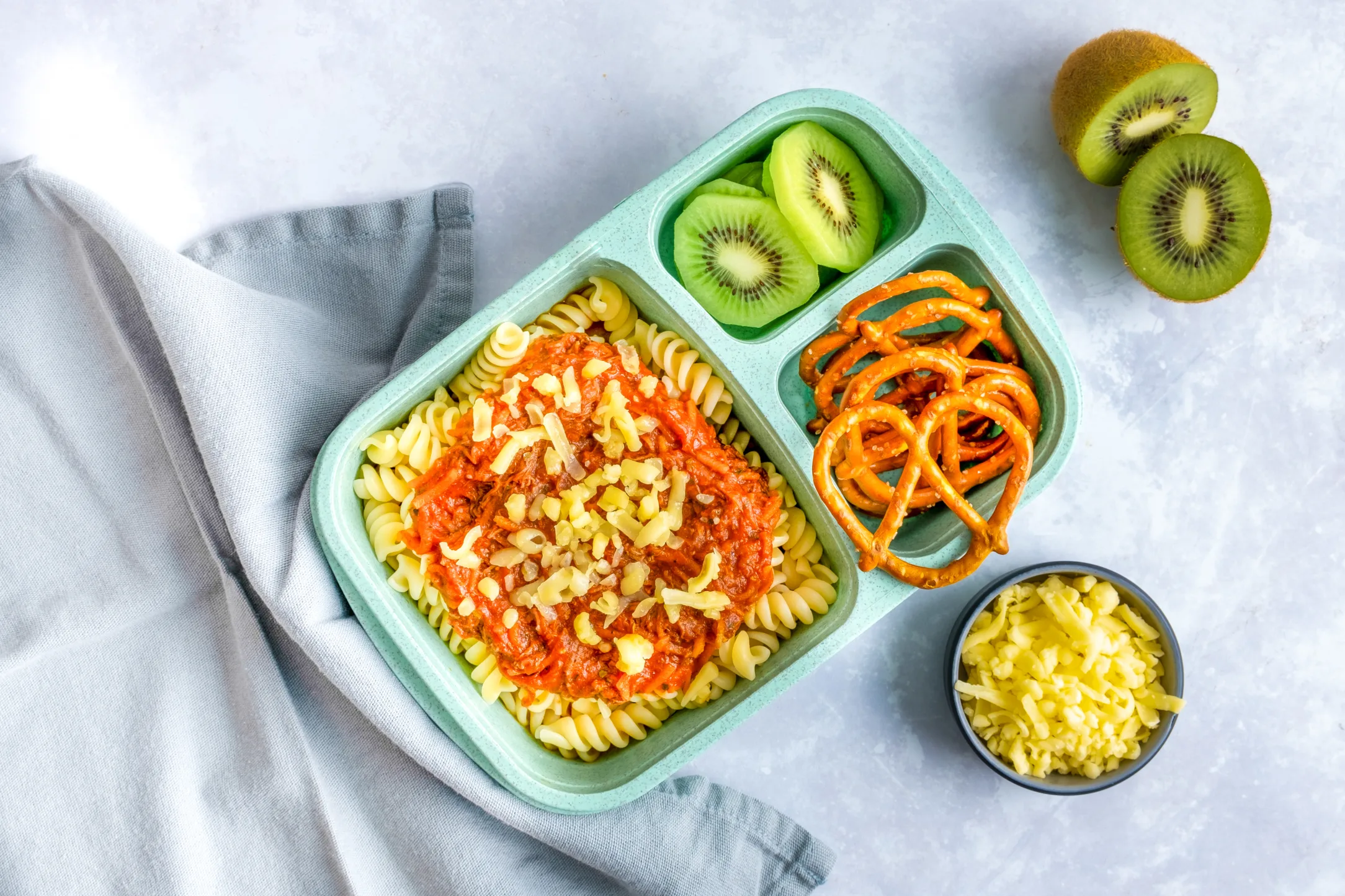 Pulled Beef Bolognese Pasta with Kiwis and Pretzels