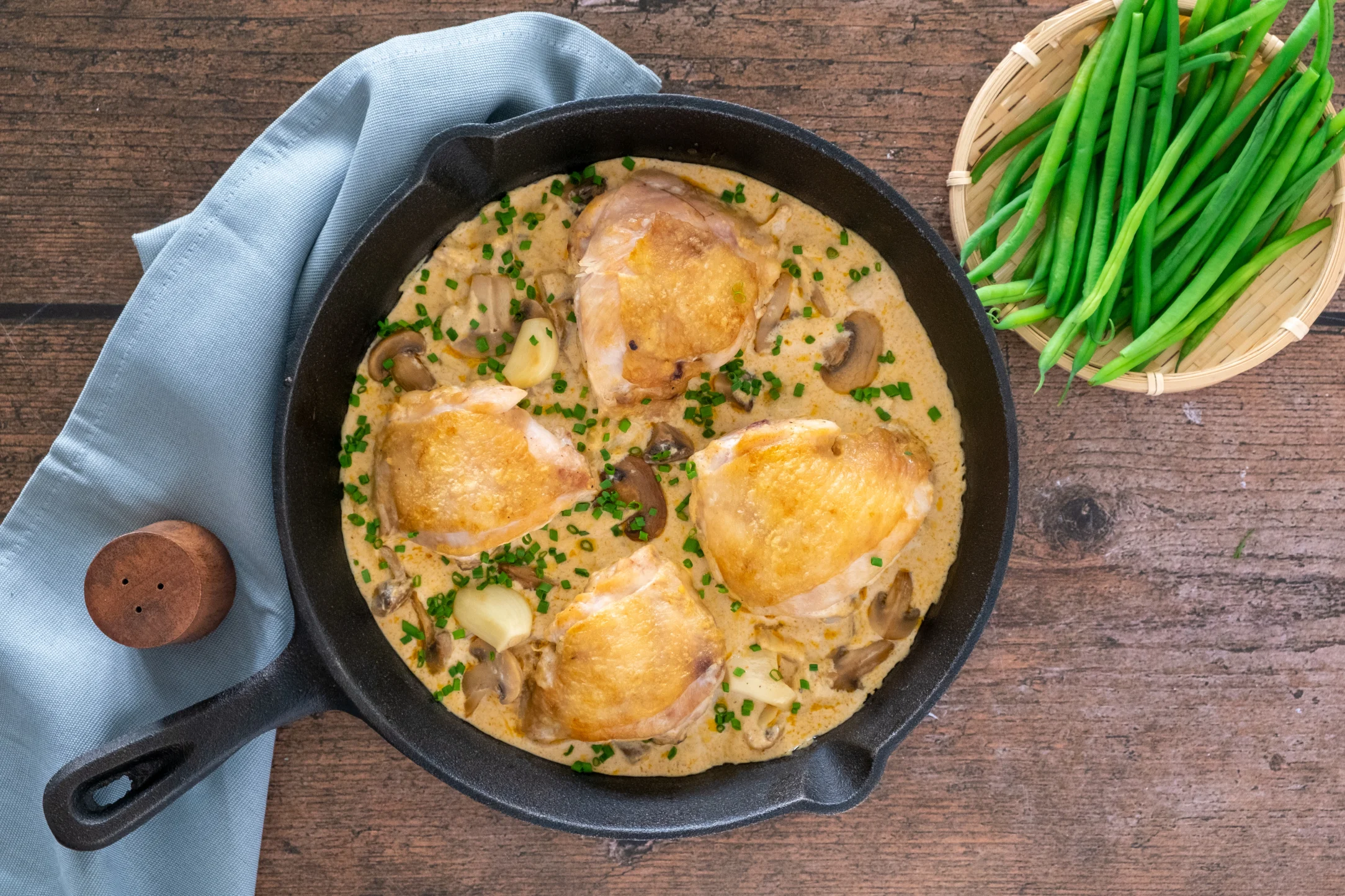 Creamy Garlic Chicken Thighs with Mushrooms and Green Beans
