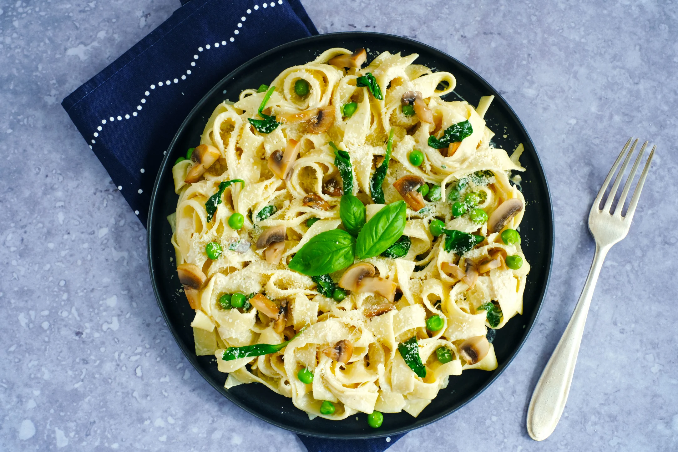 Fettuccine Paglia e Fieno with Spinach and Mushrooms