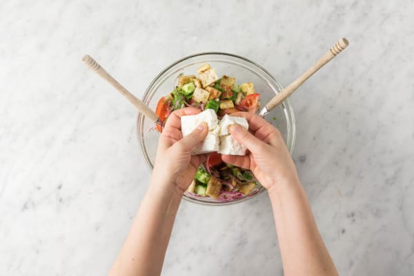 Hähnchenbrust auf griechischem Salat Rezept | HelloFresh
