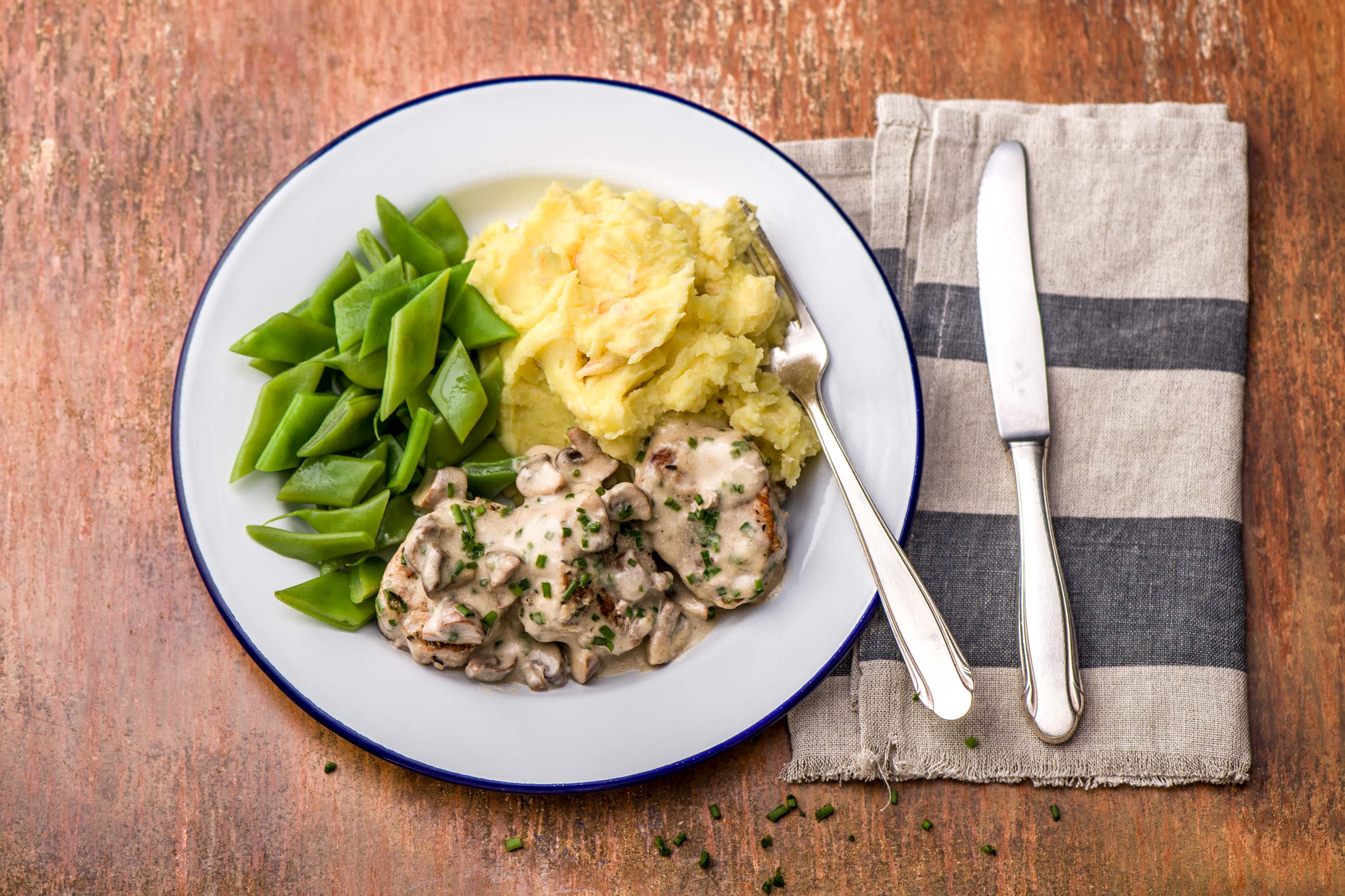 Klassiker: Schweinefilet mit Champignons-Soße Rezept | HelloFresh