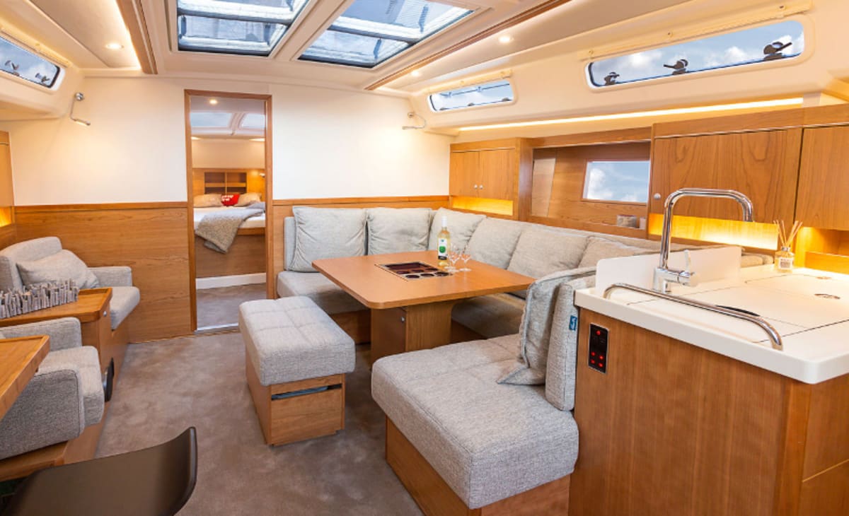 Hanse-455 saloon