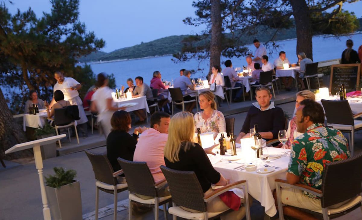 Restaurant Charter Holidays | Helm