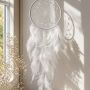 Dromenvanger licht lila met kristalkraaltjes en witte veren