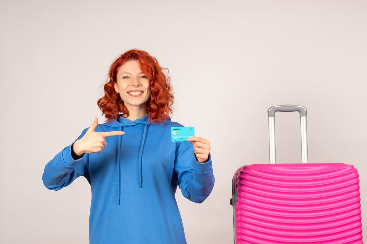 Mujer con una maleta para viajar