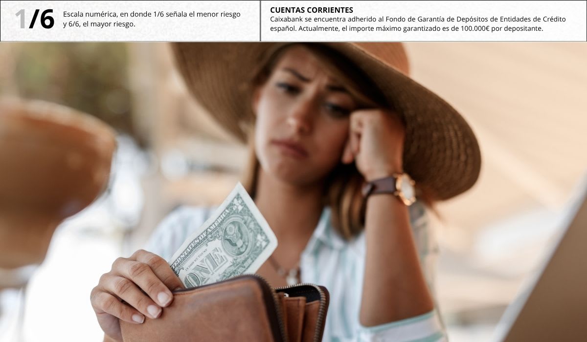 mujer con un solo dolar en mano