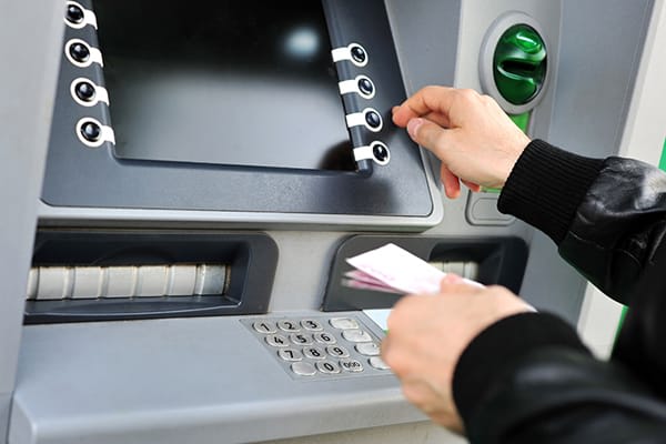 Una persona sacando dinero de un cajero automático