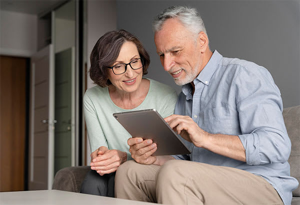 Dos pensionistas mirando una tablet