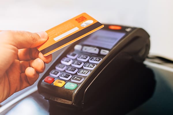 Una persona pagando una compra con su tarjeta