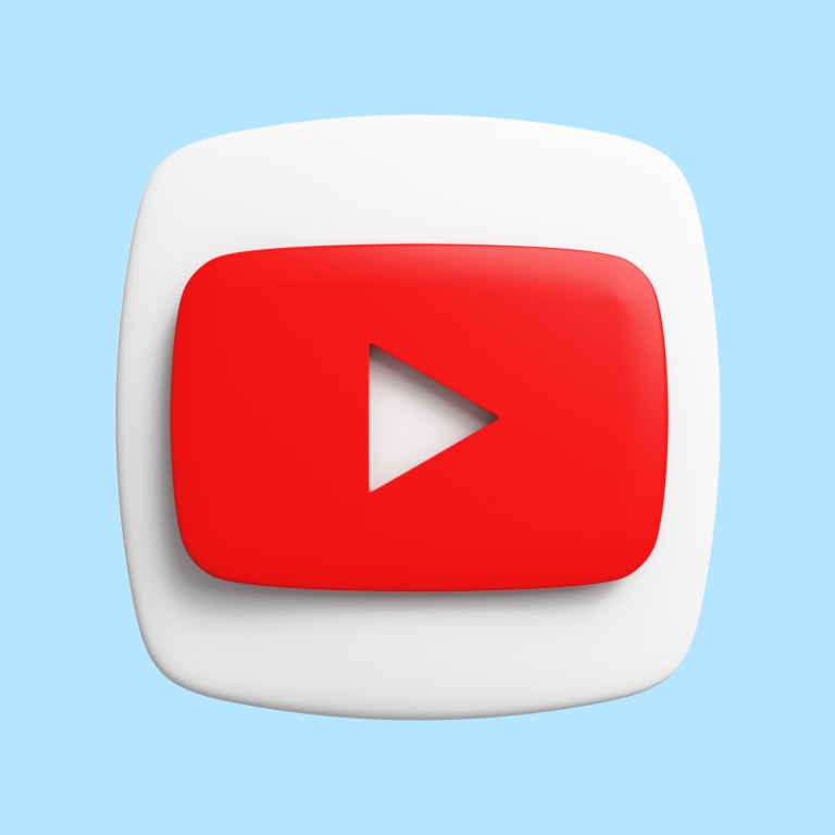 Logotipo de YouTube con un botón de reproducción rojo sobre un fondo cuadrado redondeado blanco sobre un fondo azul claro.