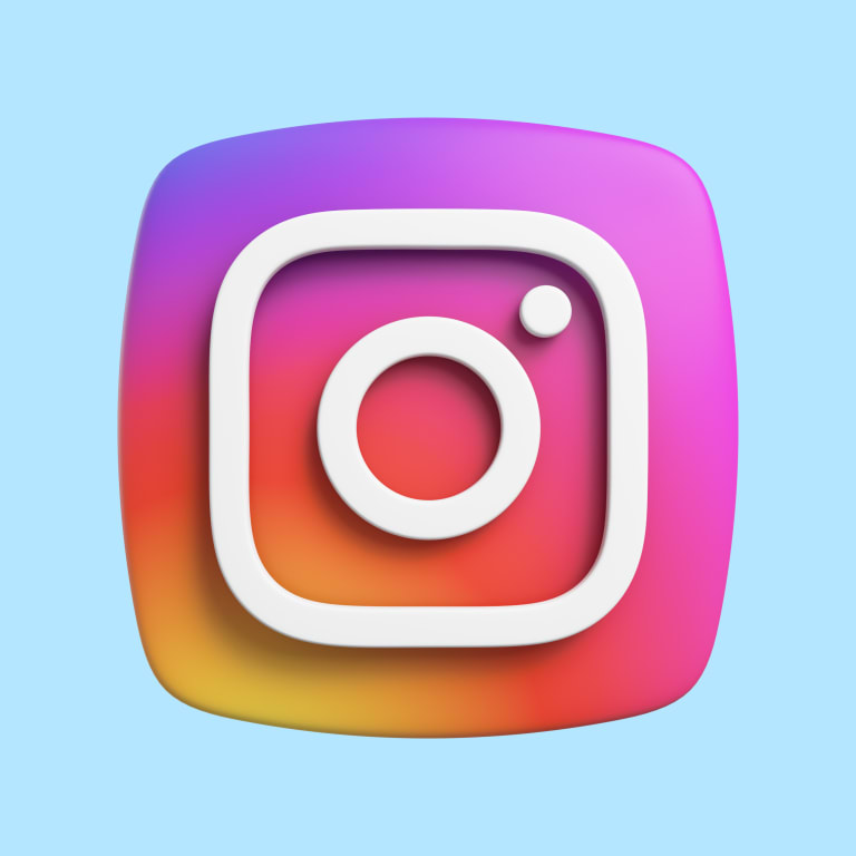 Logotipo de Instagram en 3D con un ícono de cámara blanco sobre un fondo degradado de tonos rosa, morado, naranja y amarillo.